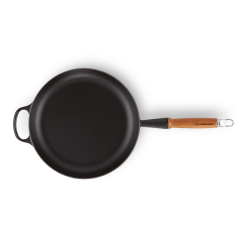 Le Creuset Stegepande M. Træhåndtag Ø28 -Køkkenudstyr 024147324348 5f288668 01c4 4dab b868 798ccb79ca96 1800x1800