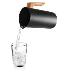 Eva Solo/Trio Eva Solo Nordic Kitchen Kande -Køkkenudstyr Eva Solo Nordic Kitchen Kanne schwarz frei1 c9947fd5 9380 42b3 b24a ad9061044214 1800x1800